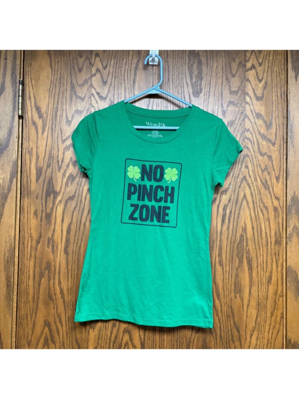 No Pinch Zone Green T-Shirt Shamrocks Womens Medium Wound Up Tee